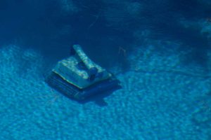 Robot de piscine qui nettoie